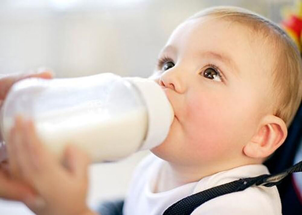 Việc thay bình sữa Pigeon định kỳ cho bé là điều cần thiết