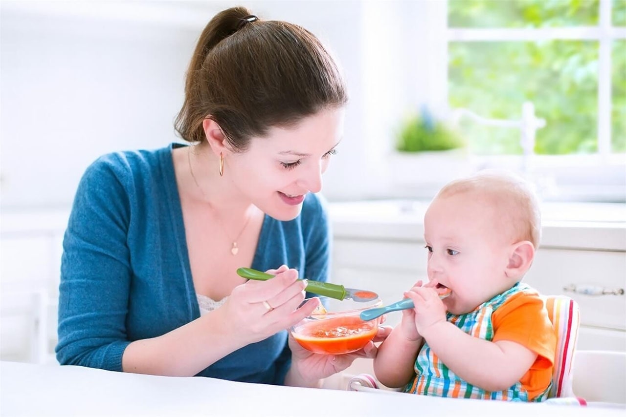 Nên tạo cảm giác thoải mái cho con khi ngồi vào bàn ăn, không được ép trẻ ăn