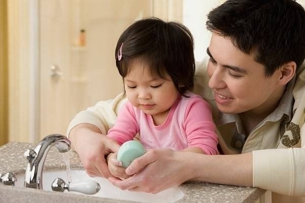 Trước khi cho bé ăn ba mẹ cần rửa tay thật sạch cho con