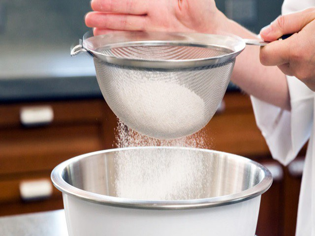 Lọc bột gạo qua rây để bột được mịn hơn