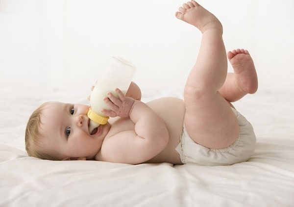 Nên duy trì cho bé uống 500-600ml sữa mỗi ngày