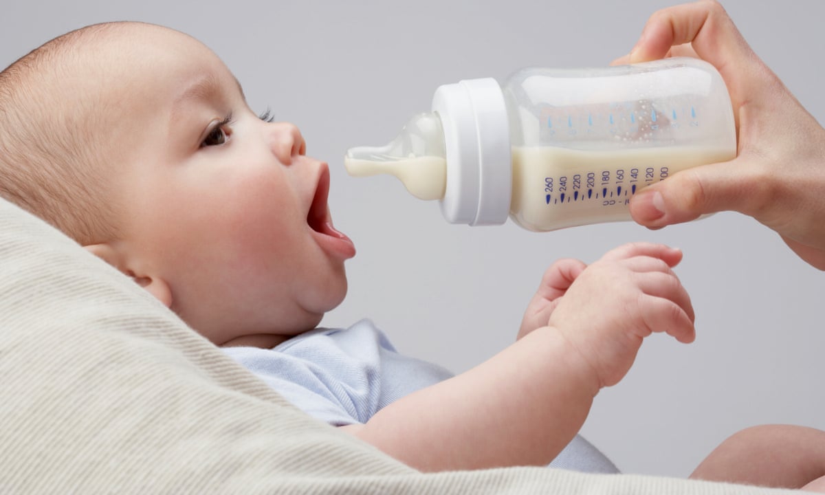 Giúp bé chống đói bằng cách uống sữa
